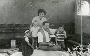 Hristoff Ailesi, Ka-Bo bahçesinde, yak. 1955